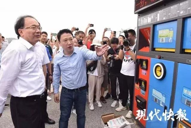 無錫市（shì）委書記李小（xiǎo）敏一行（háng）現場查看智能垃圾箱